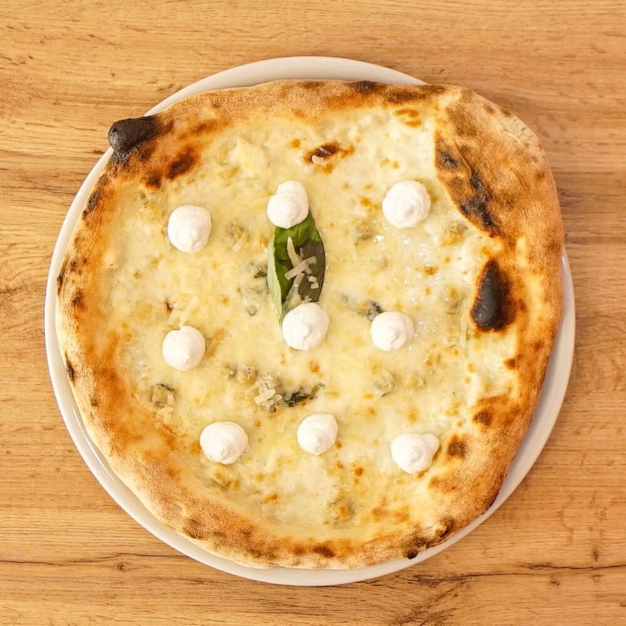 Pizza 5 Formaggi con ciuffi di ricotta