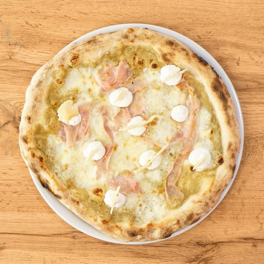 Pizza L'Affumicata con crema di melanzane, prosciutto cotto e ciuffi di ricotta