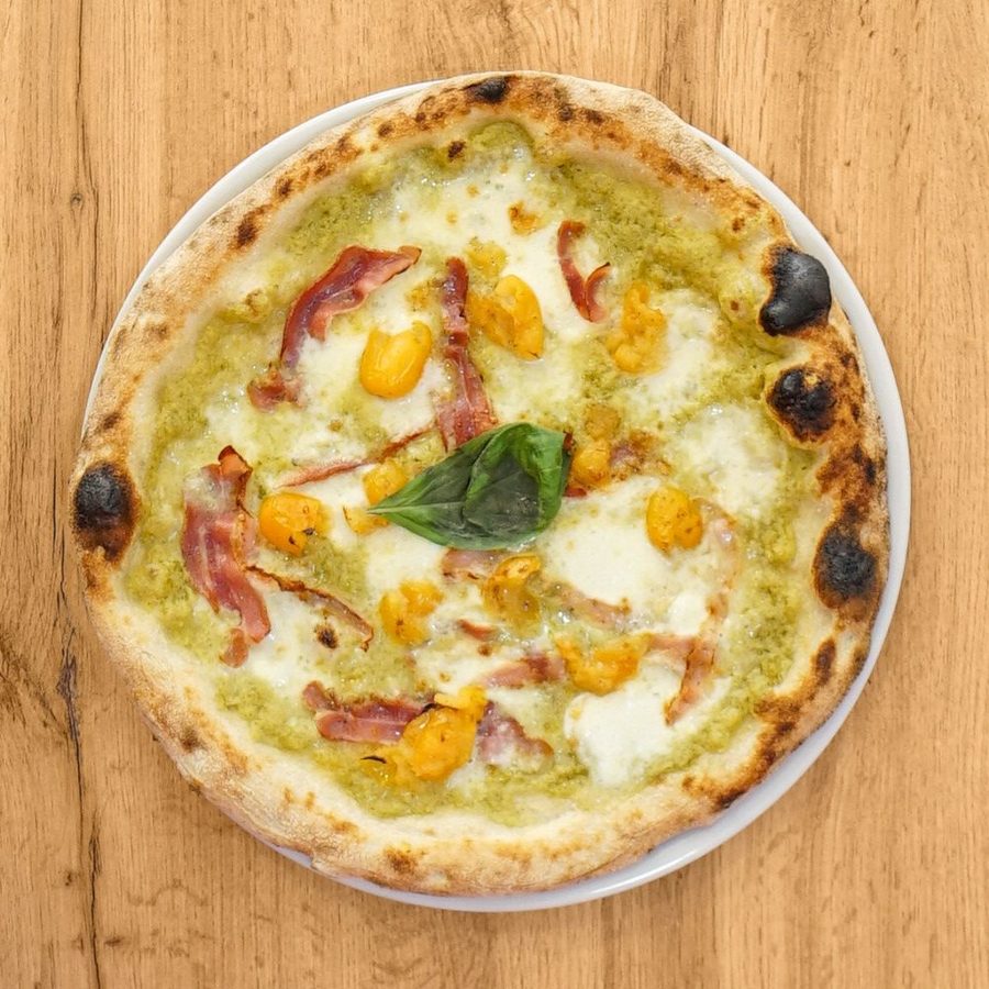 Pizza Campagnola con crema d'asparagi, pomodoro giallo e pancetta