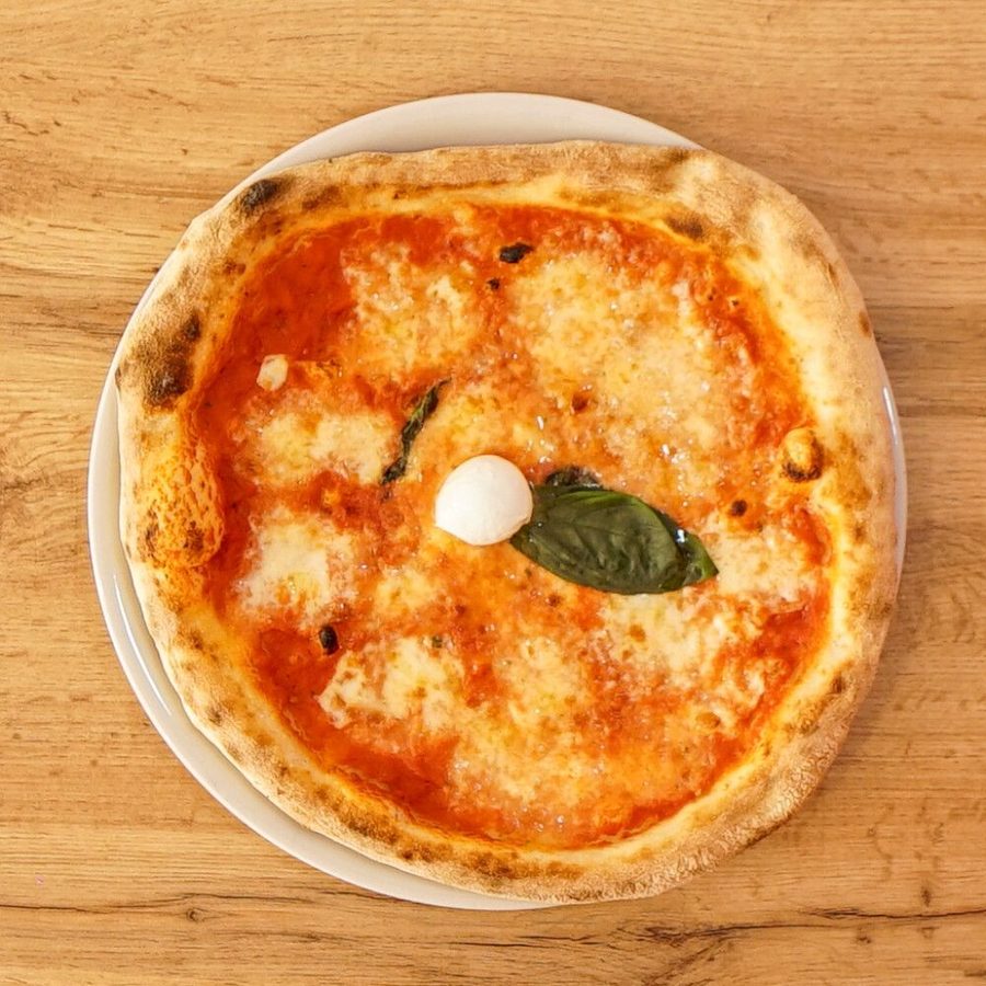 Pizza Margherita con una ciliegina di bufala e basilico