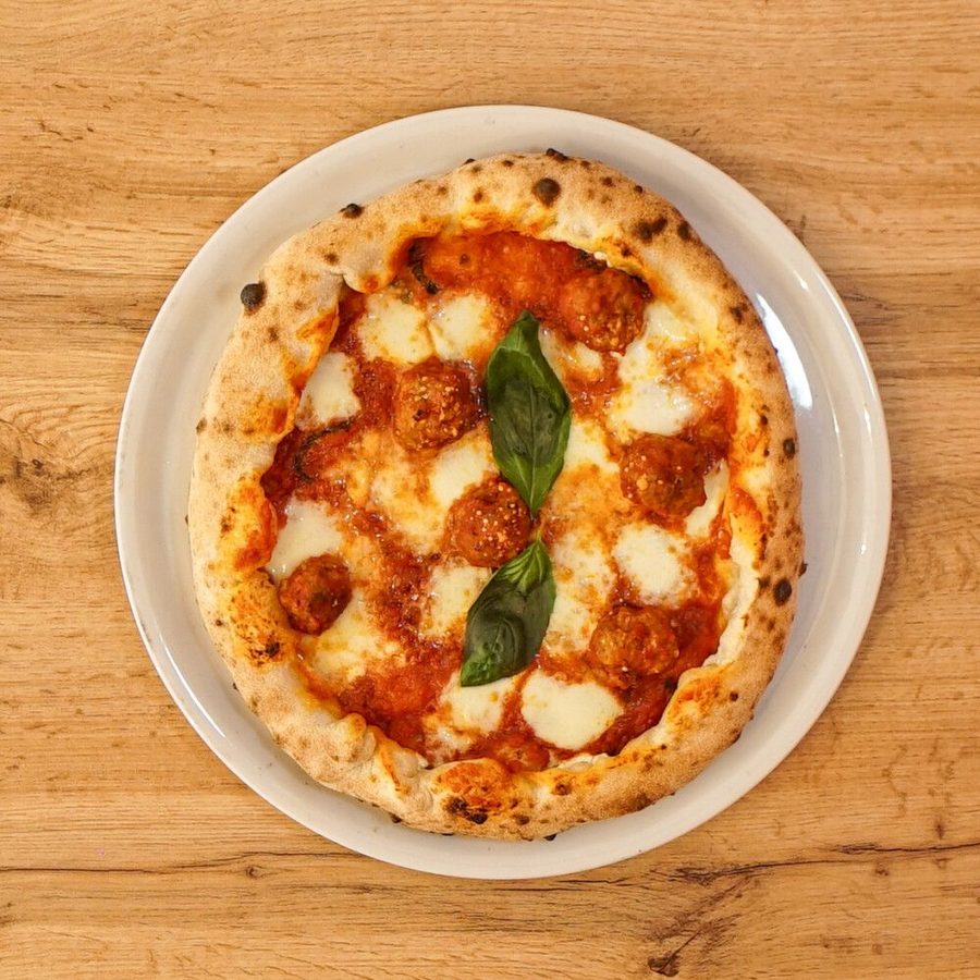 Pizza Nonna Tè con sugo e polpette