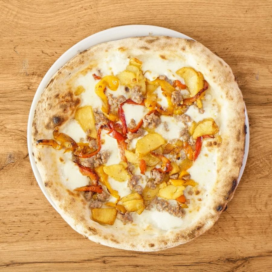 Pizza Paisà con peperoni, patate e salsiccia